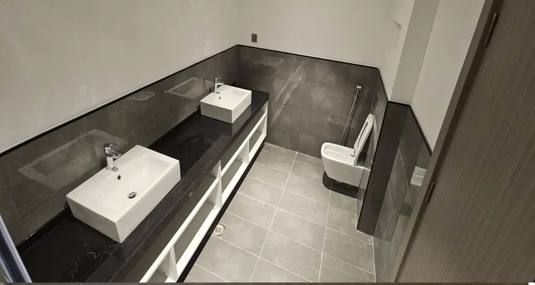 128-129 interior - bathroom